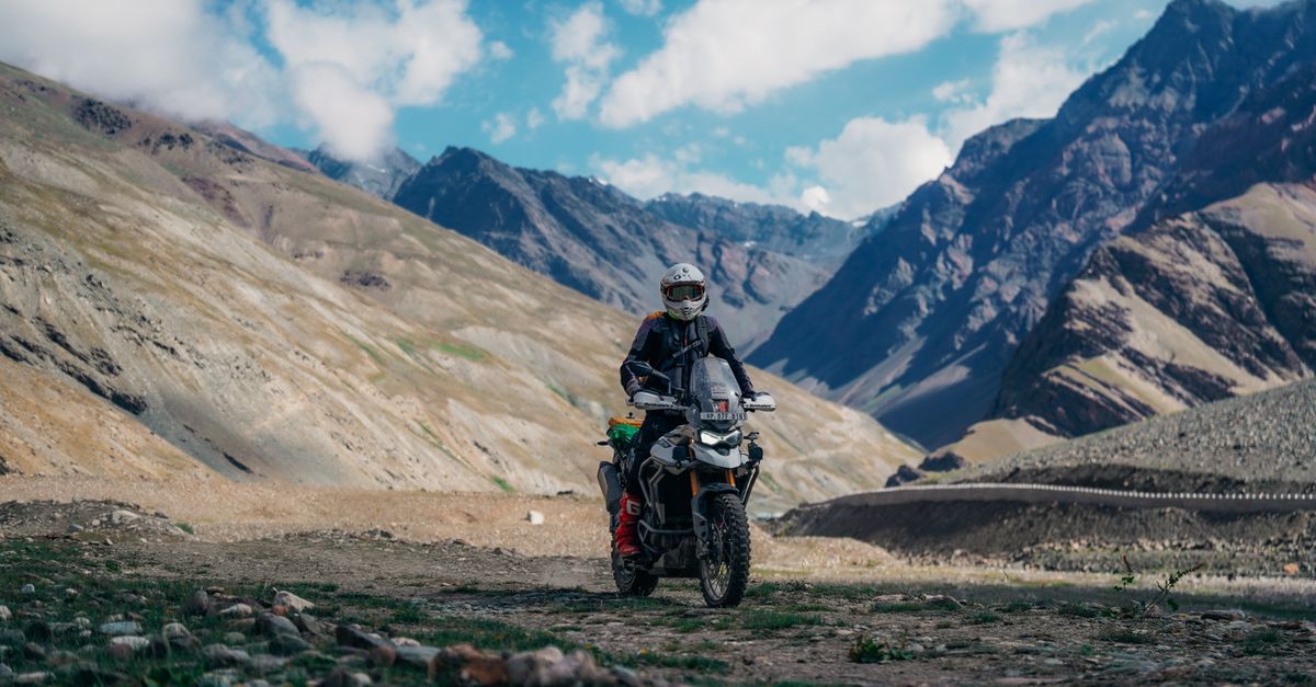 Motorreis door een bergachtig landschap