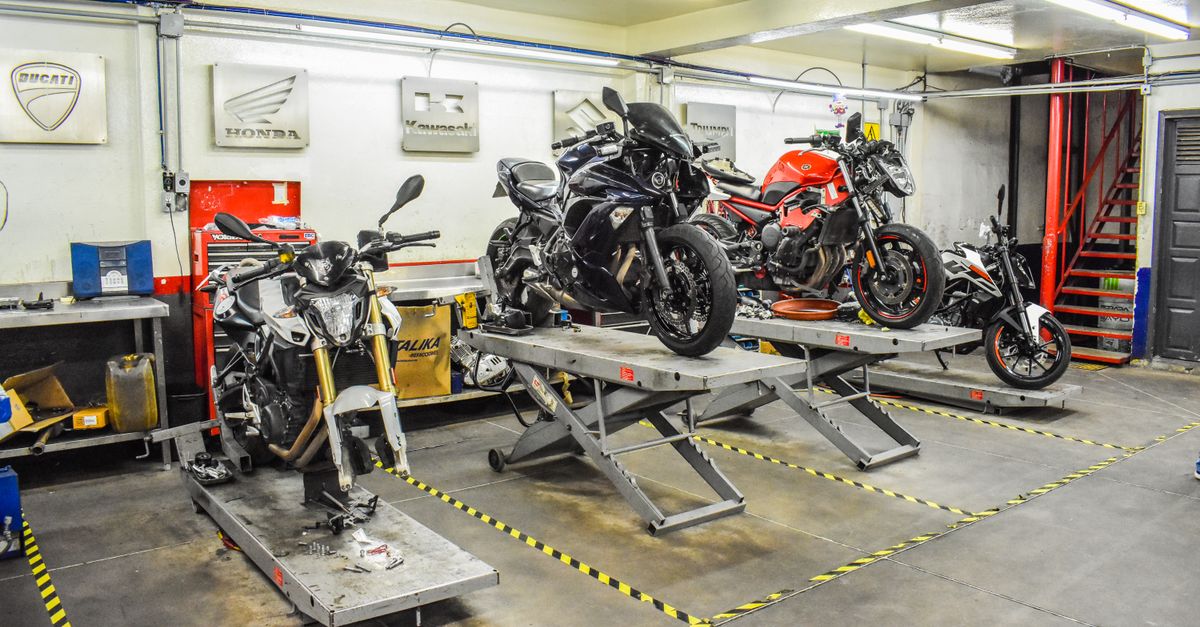 Motor die met een achter-paddockstand van de grond wordt getild in een werkplaats