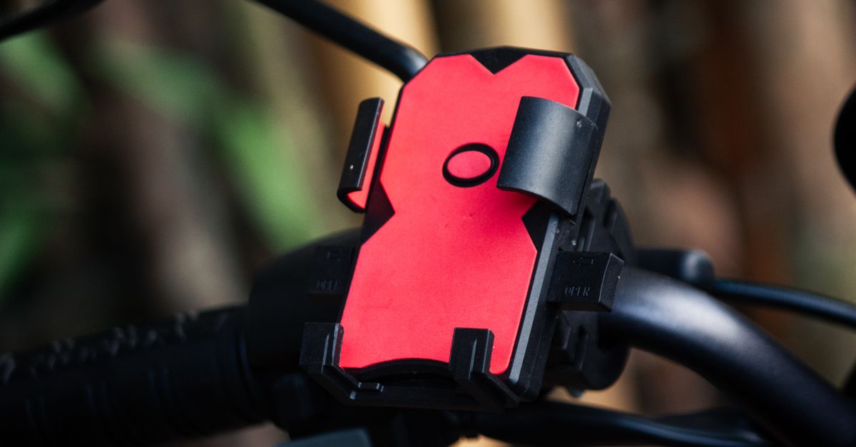 Telefoonhouder met smartphone gemonteerd op het stuur van een motor